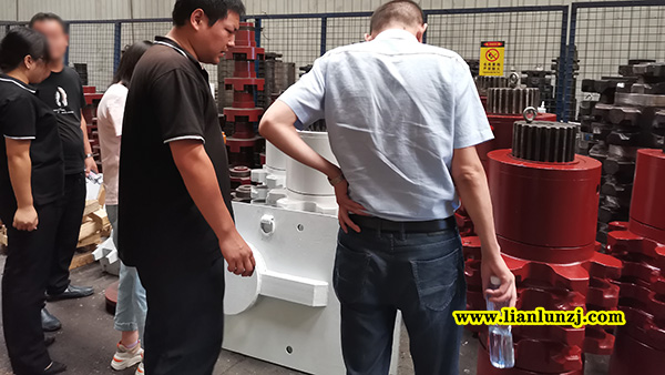 貴陽彭總開展刮板機配件業(yè)務(wù)，來我廠考察參觀！